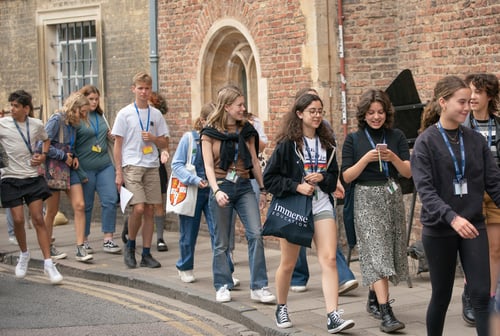 https://imagedelivery.net/MvAo_D3s9gUte9MaPXkmyw/cambridge-immerse-education-architecture-young-learners-cambridge-university/Immerse Education Queens Students Walking Tour.jpg/coursedetailxgallery