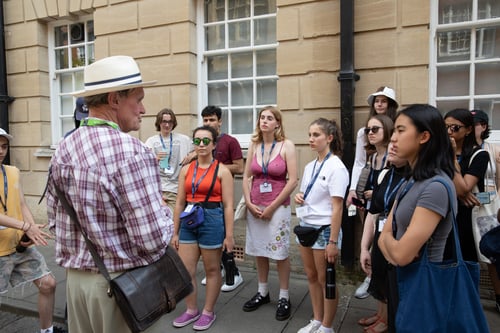 https://imagedelivery.net/MvAo_D3s9gUte9MaPXkmyw/cambridge-immerse-education-artificial-intelligence-oxford-university/Immerse Education Balliol Oxford Tours Students Listening to Guide.jpg/coursedetailxgallery