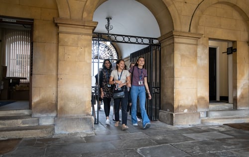 https://imagedelivery.net/MvAo_D3s9gUte9MaPXkmyw/cambridge-immerse-education-chemistry-cambridge-university/Immerse Education Queens Students Taking a Tour.jpg/coursedetailxgallery