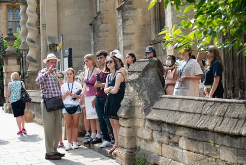 https://imagedelivery.net/MvAo_D3s9gUte9MaPXkmyw/cambridge-immerse-education-creative-writing-oxford-university/Immerse Education Balliol Oxford Tour Guide.jpg/coursedetailxgallery