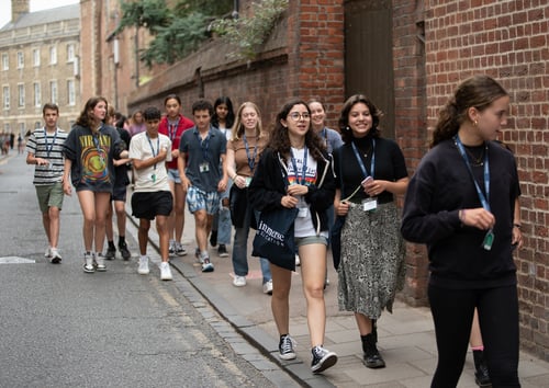 https://imagedelivery.net/MvAo_D3s9gUte9MaPXkmyw/cambridge-immerse-pre-college-international-relations-program-cambridge-university/Immerse Education Students Walking on Tour.jpg/coursedetailxgallery