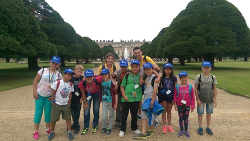 https://imagedelivery.net/MvAo_D3s9gUte9MaPXkmyw/discovery-summer-day-english-summer-camp-london/Hampton Court Palace excursion.jpg/coursedetailxgallery