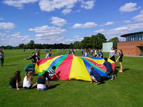 https://imagedelivery.net/MvAo_D3s9gUte9MaPXkmyw/discovery-summer-english-plus-activity-program-radley-college/Parachute games.jpg/coursedetailxgallery