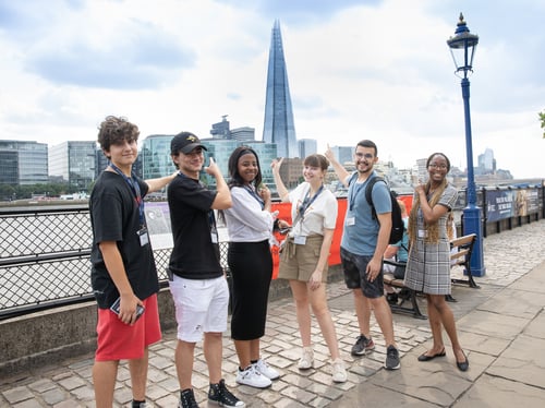 https://imagedelivery.net/MvAo_D3s9gUte9MaPXkmyw/immerse-education-fine-art-university-college-london/Immerse Education Students Pointing at the Shard.jpg/coursedetailxgallery