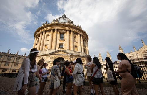 https://imagedelivery.net/MvAo_D3s9gUte9MaPXkmyw/immerse-pre-college-business-management-program-juniors-oxford-university/Immerse Education Balliol Oxford Participant Tours.jpg/coursedetailxgallery
