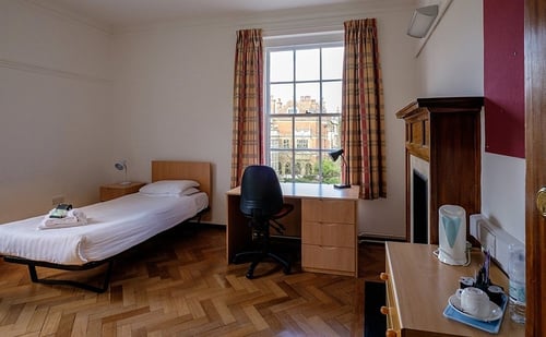 https://imagedelivery.net/MvAo_D3s9gUte9MaPXkmyw/immerse-pre-college-business-management-program-senior-cambridge-university/Student Room 2 Sidney Sussex Cambridge.jpg/coursedetailxgallery