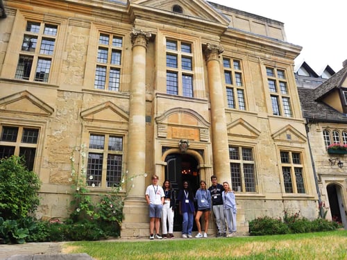 https://imagedelivery.net/MvAo_D3s9gUte9MaPXkmyw/immerse-pre-college-creative-writing-program-juniors-oxford-university/St_ Edmund Hall.jpg/coursedetailxgallery