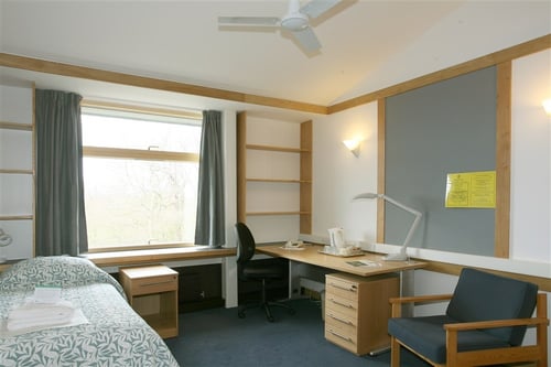https://imagedelivery.net/MvAo_D3s9gUte9MaPXkmyw/immerse-pre-college-law-program-for-juniors-cambridge-university/Queen-s College Student Room.jpg/coursedetailxgallery